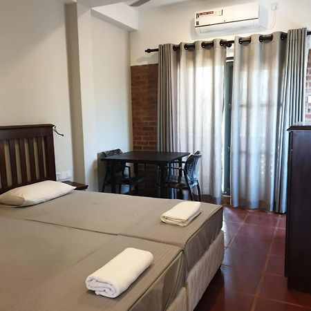 Отель Janishi Residencies Негомбо Экстерьер фото